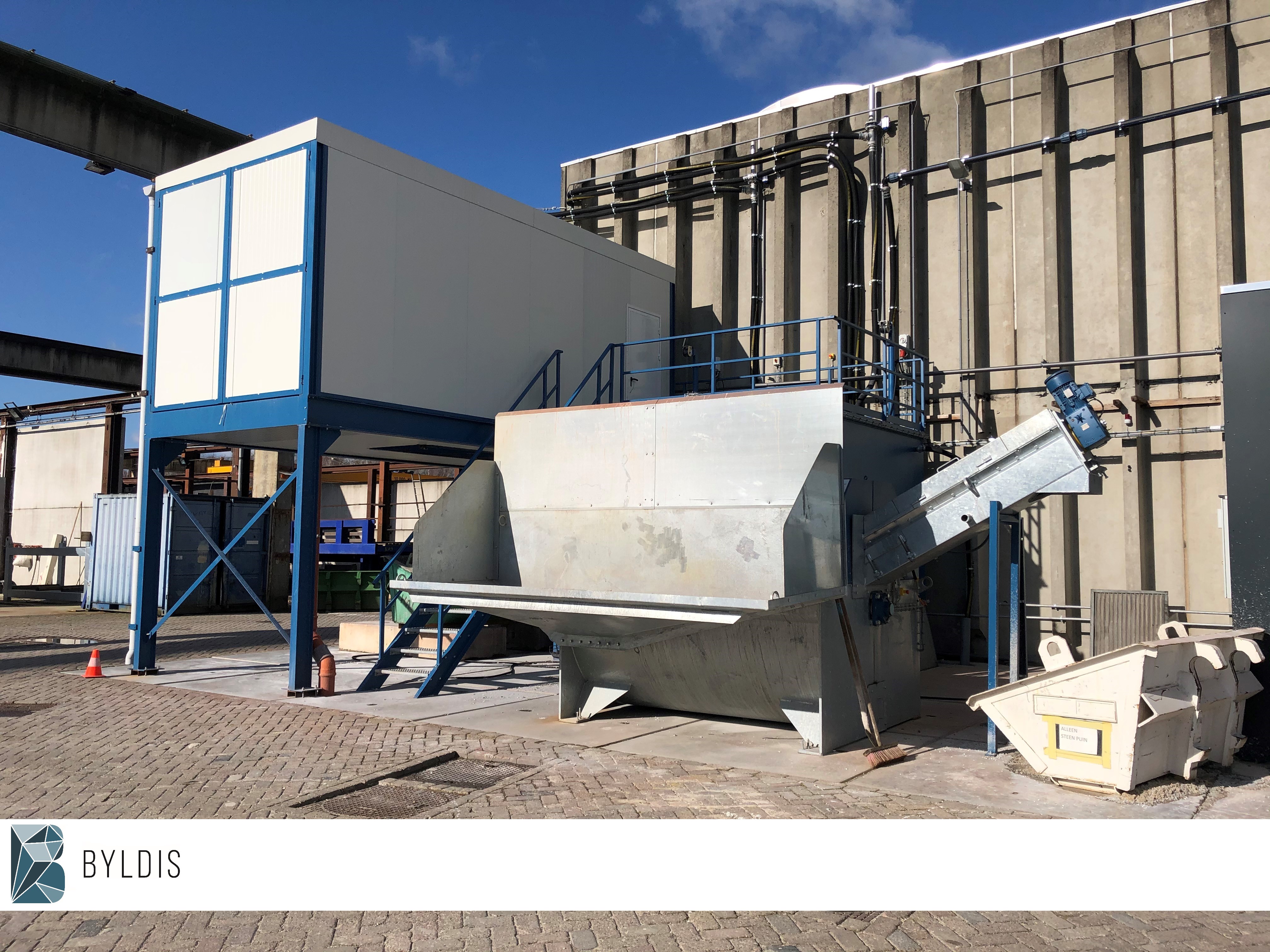 Ontslibinstallatie op de fabriek bij Byldis Prefab in Veldhoven