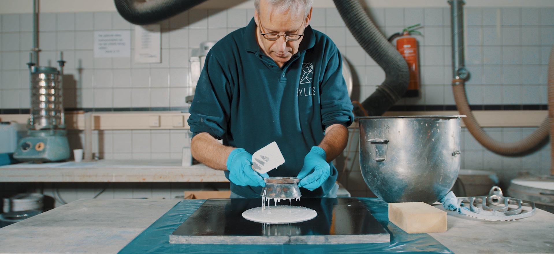 Gerard Brood in het laboratorium van Byldis