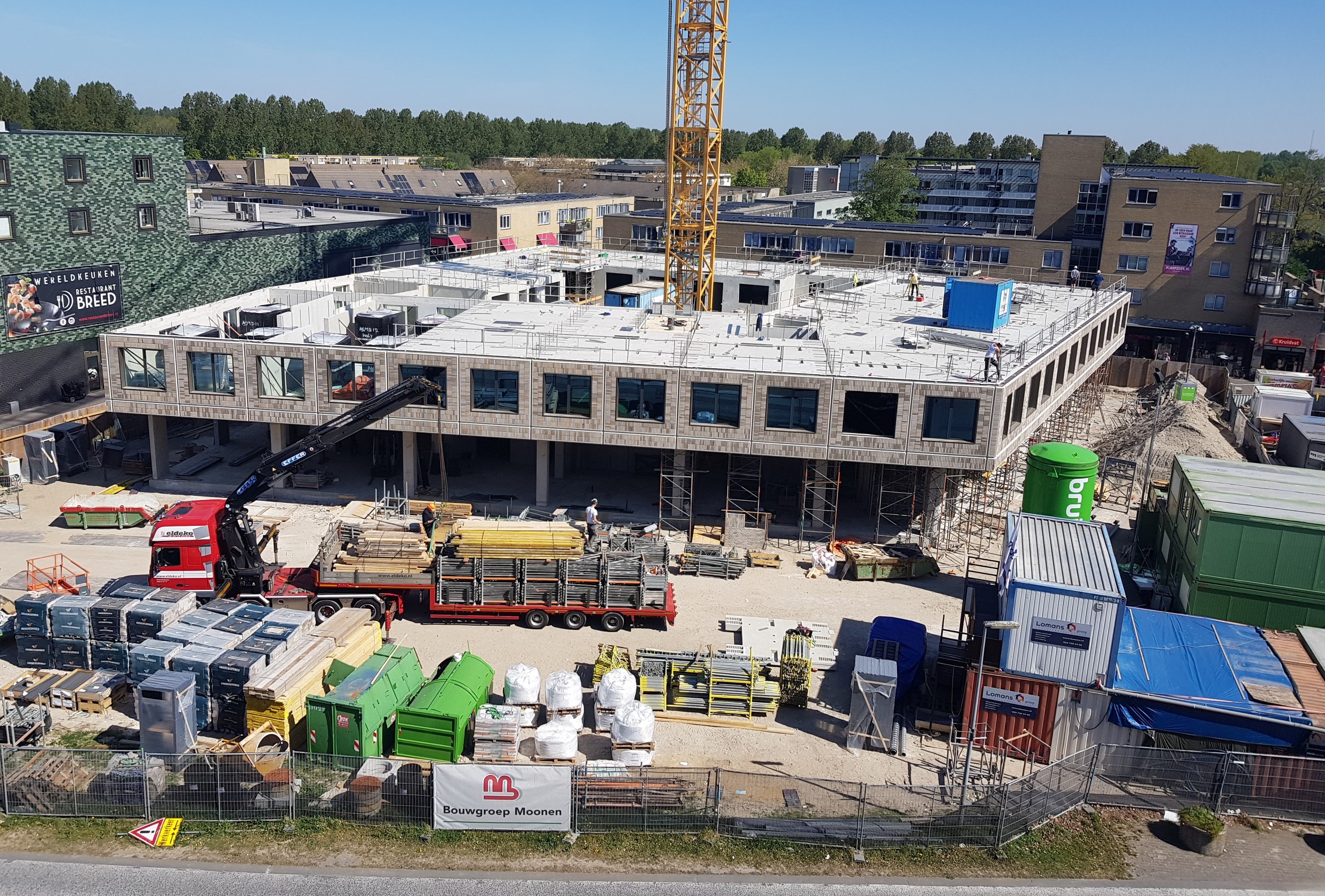 De elementen worden gemonteerd op de bouwplaats in Almere.