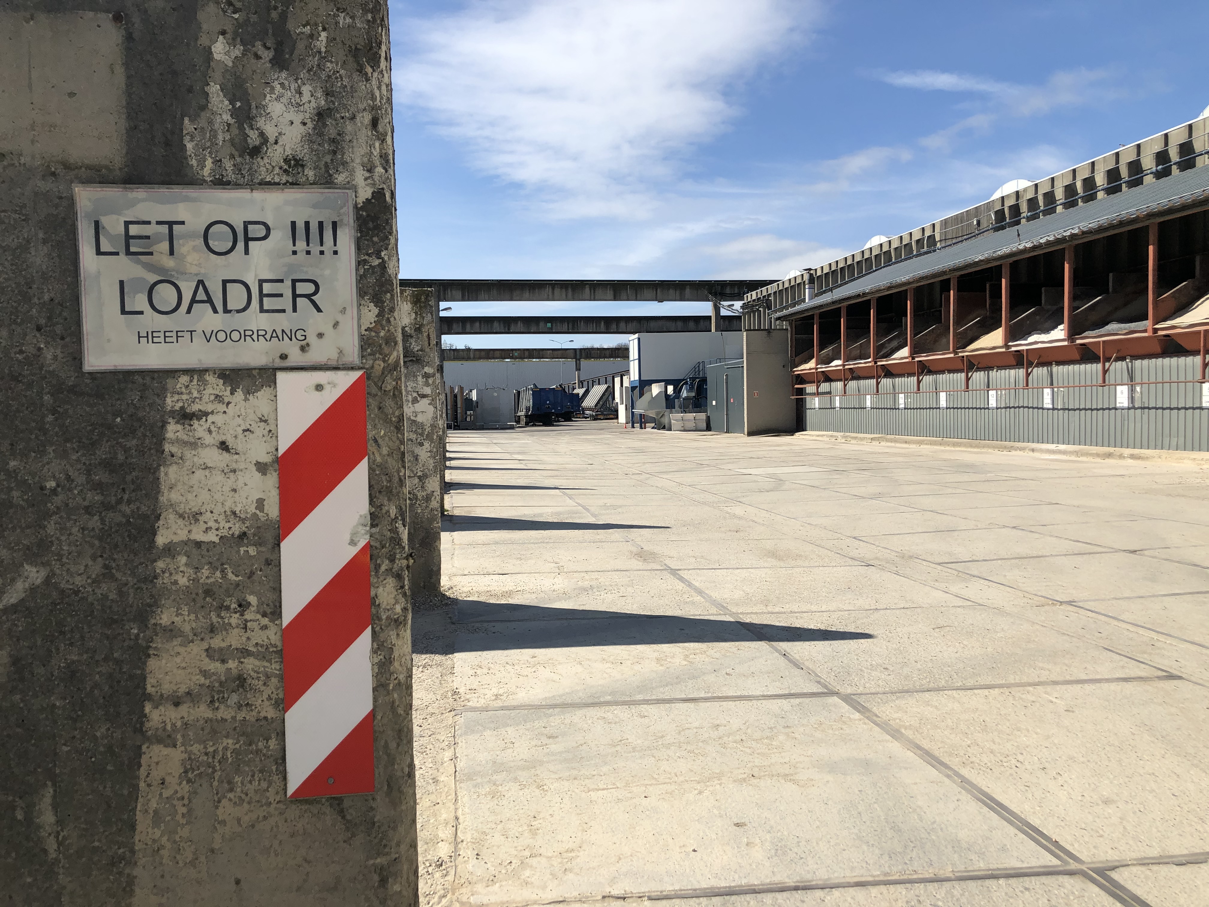Let op: loader! De loader heeft altijd voorrang.